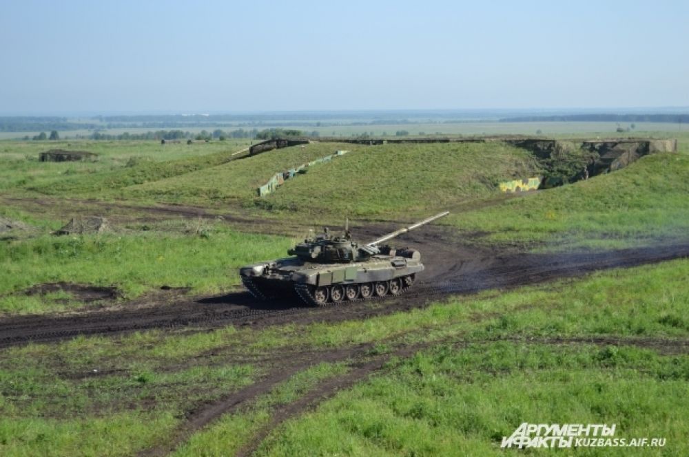 Учения были двусторонними, поэтому, увидев условного врага в тылу, все поняли, что он подбит и вышел из игры.