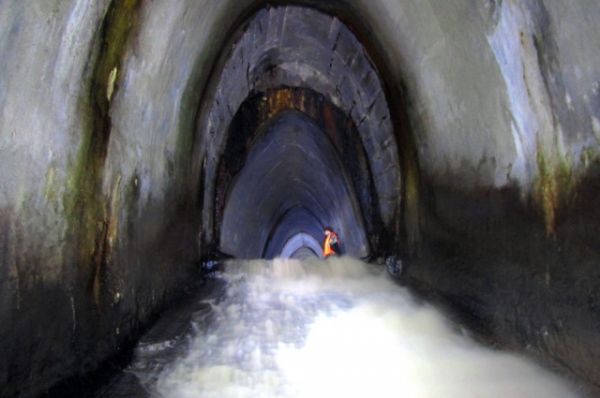 Самая красивая подземная река, по словам диггеров, это Белая. Она протекает под заводом «Красный Октябрь».