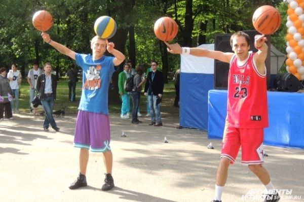 Баскетболисты продемонстрировали трюки с мячами.