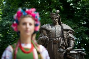 Монумент Пилипу Орлику в Киеве