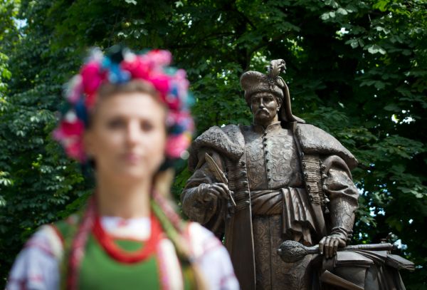 Памятник создателю первой украинской Конституции