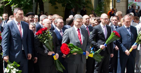 Руководство Украины на церемонии возложения цветов