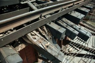 Поврежденное от взрыва железнодорожное полотно