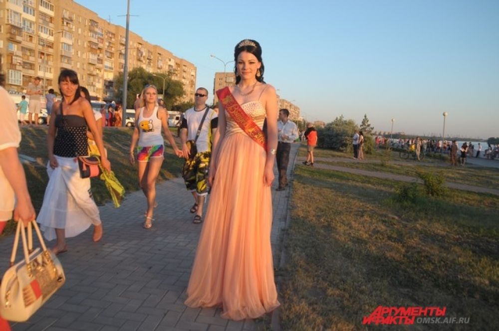 Королева бала. Девушка сама выбрала себе роль и отлично с ней справляется. Изысканное, романтичное платье и царственные аксессуары, выглядят органично и эффектно.