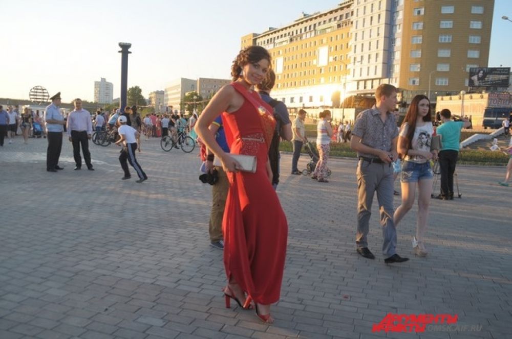 Красное платье - это всегда смелость, а в формате выпускного, наверное даже некоторый эпатаж. Но девушка на фото со всем этим «грузом» справилась и выглядит отлично. Очень хорошо, что макияж не пытается «победить» платье, а, наоборот, его поддерживает. Тоже можно сказать и о прическе.