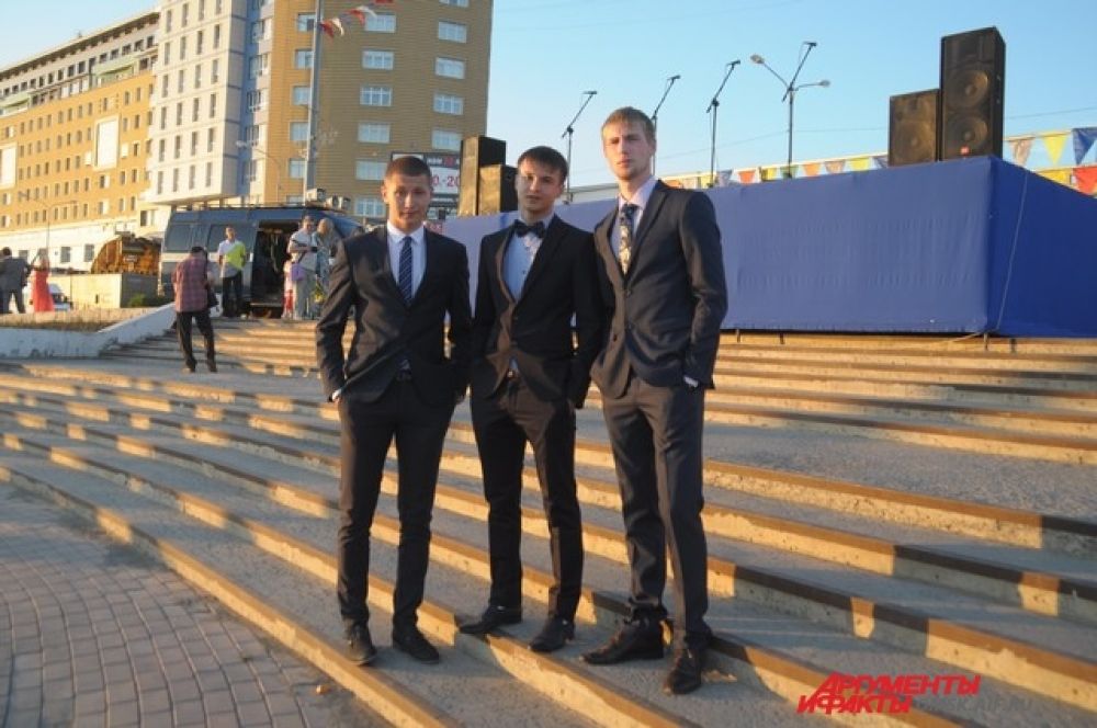 Классический костюм из качественной ткани с хорошей посадкой - это всегда верное решение для подобных мероприятий. Эффектно и комфортно. Ну и, что не менее приятно, девушки обязательно обратят свое внимание на молодого человека в костюме.