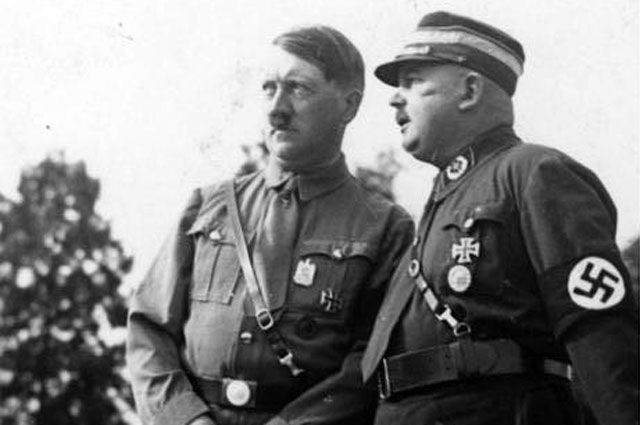 Гитлер и Рём в августе 1933 года.
