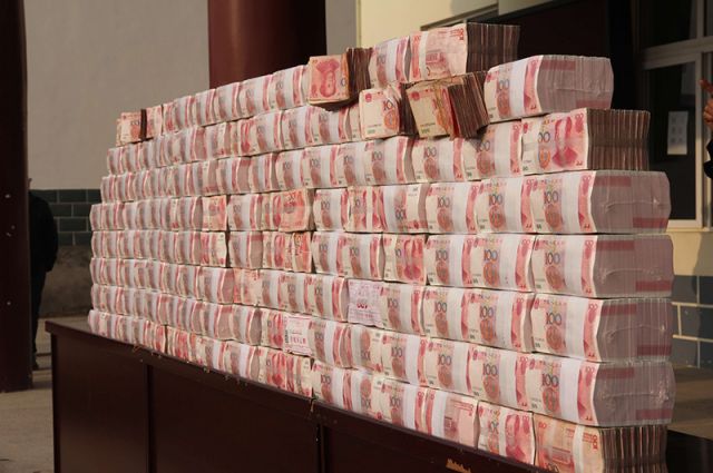 Миллион юаней это сколько рублей. Юань пачки. Много юаней. Пачка денег юани. 100 Юань пачка.