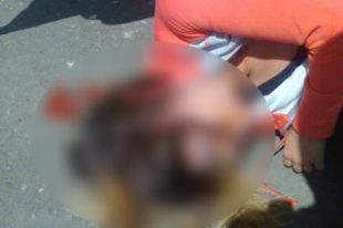 Девушку загримировали так, что она казалась сильно избитой.