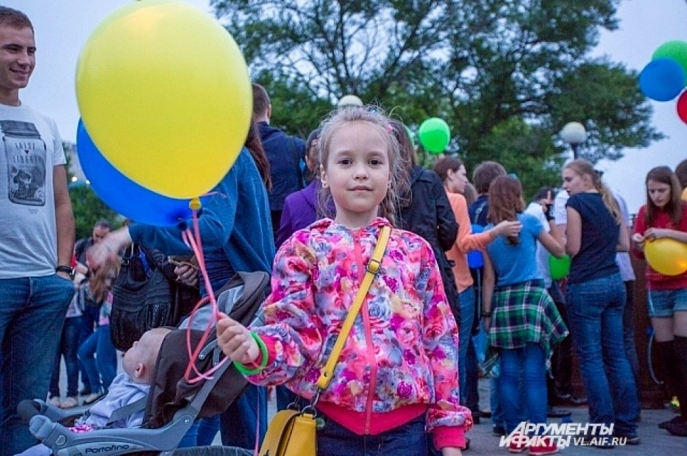 А вот юные владивостокцы с нетерпением ждали начала "запуска".