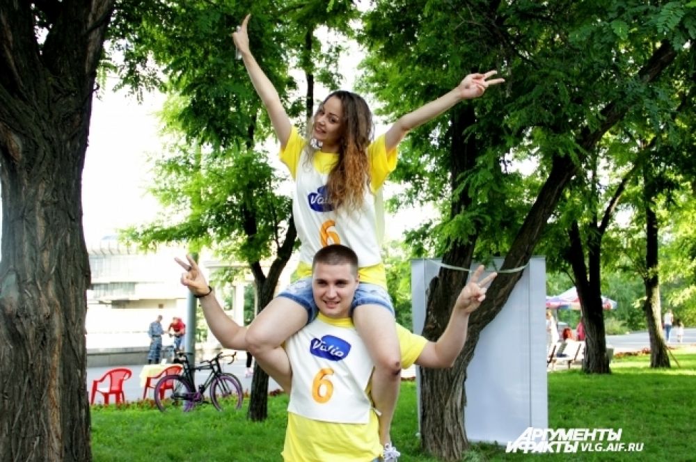 Победители, Настя Мартынова и Елисей Середа, получили сертификаты на годовой абонемент в фитнес-клубе. Они познакомились в соцсети. Ребята уже год и три месяца вместе.