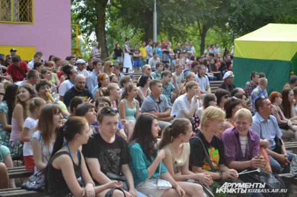 В зрительном зале «Зелёного театра» Парка Чудес на XI открытом городском рок-фестивале «Над Землёй» собрались поклонники тяжёлой альтернативной музыки.