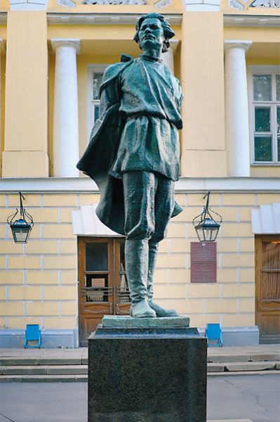 Ещё один памятник Горькому, созданный Мухиной, располагается на своём первоначальном месте – у Института мировой литературы им. Горького.