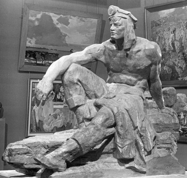 Вера Мухина создала множество работ в стиле социального реализма, и одной из наиболее сильных её скульптур в этом направлении считается «Отдыхающий шахтёр».
