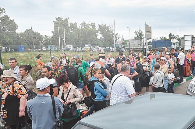 Такие очереди на пропускном пункте на границе в Ростовской области стоят почти каждый день. 