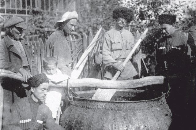Николай Медоев (в центре с деревянной лопатой) варит пиво для И. Сталина.