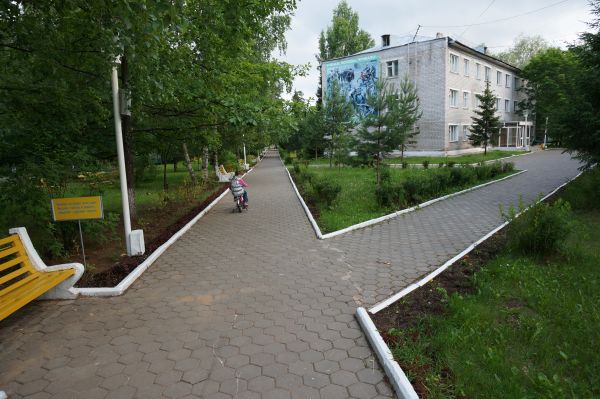 Разместили людей в Пермском кадетском корпусе. Он располагается в дали городской суеты, на берегу реки Кама. Лес, спокойствие, умиротворение. Это место идеально подходит для восстановления психического и эмоционального состояния запуганных жителей, вырвавшихся из страшных будней войны. Территория окружена забором, вход через КПП, внутри патруль. Людям здесь должно быть безопасно.