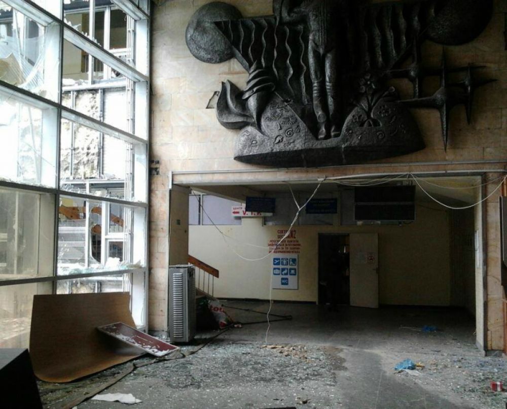 Аэропорт Донецка после жестоких столкновений сил АТО с боевиками