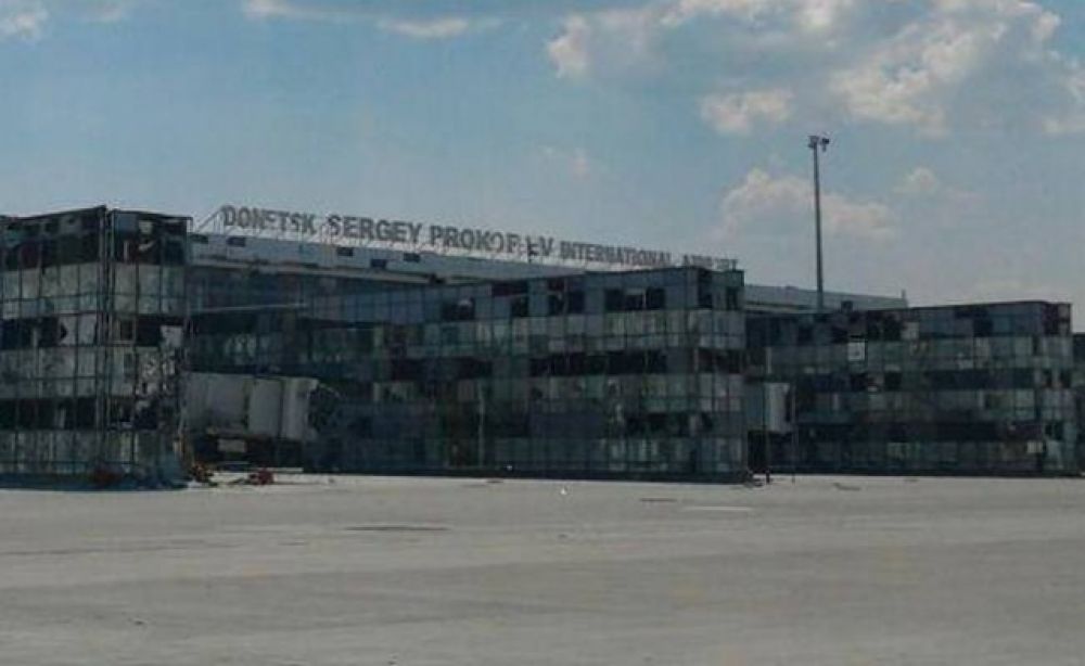 Аэропорт Донецка после жестоких столкновений сил АТО с боевиками