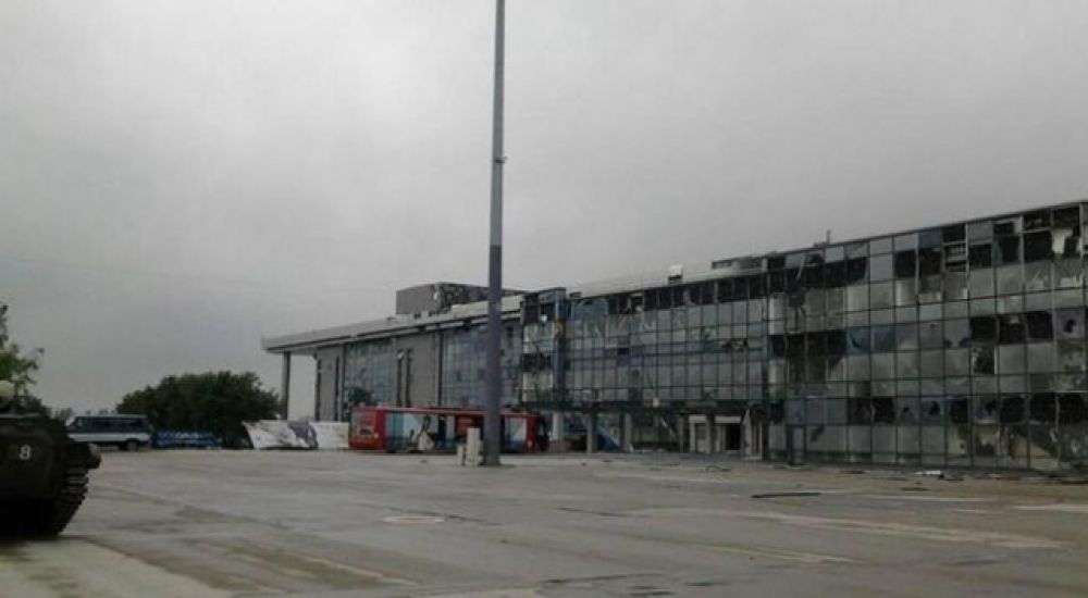 Аэропорт Донецка после жестоких столкновений сил АТО с боевиками