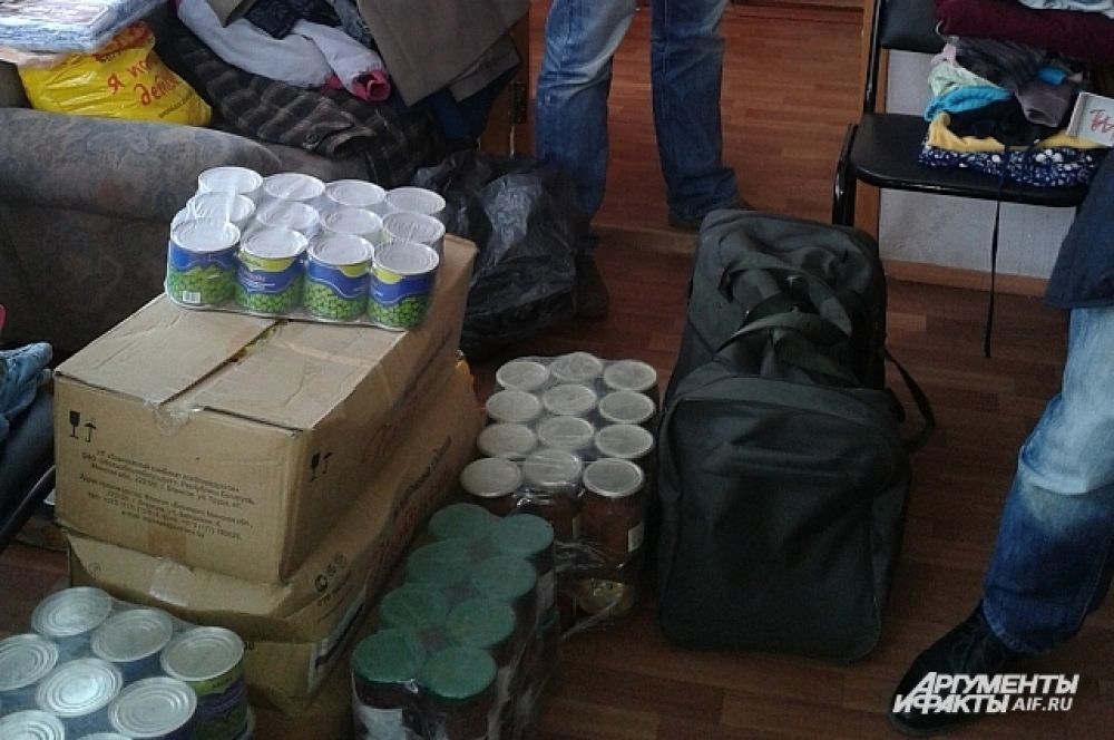 Двое молодых людей привезли полный багажник гуманитарной помощи для братьев-славян.