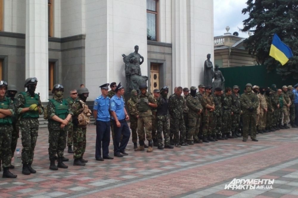 Бойцы батальона «Донбасс» возле здания Верховной Рады