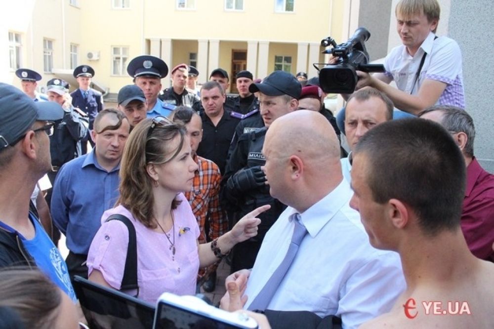 После избиения митингующими губернатор Хмельницкой ОГА прыгал в окно