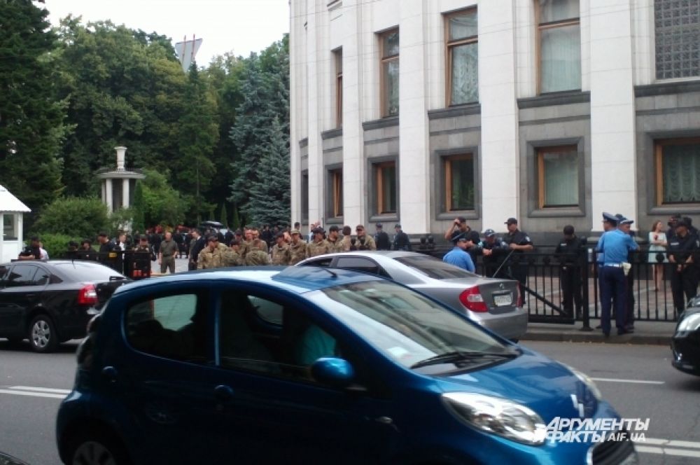 Бойцы батальона «Донбасс» возле здания Верховной Рады