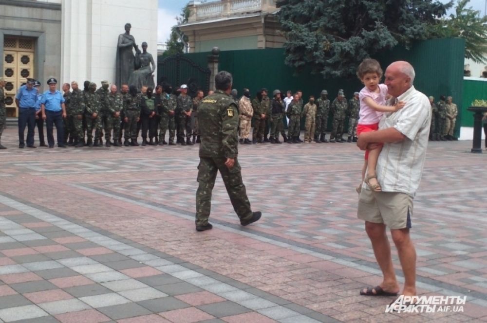 Бойцы батальона «Донбасс» возле здания Верховной Рады