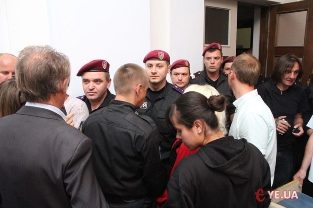 После избиения митингующими губернатор Хмельницкой ОГА прыгал в окно