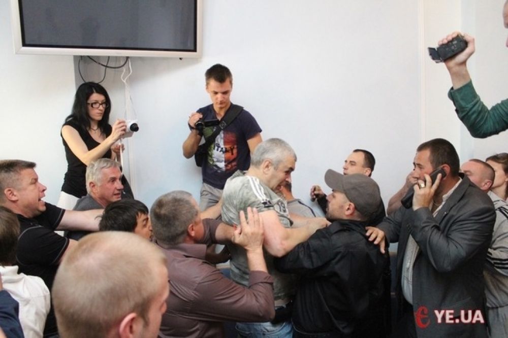 После избиения митингующими губернатор Хмельницкой ОГА прыгал в окно