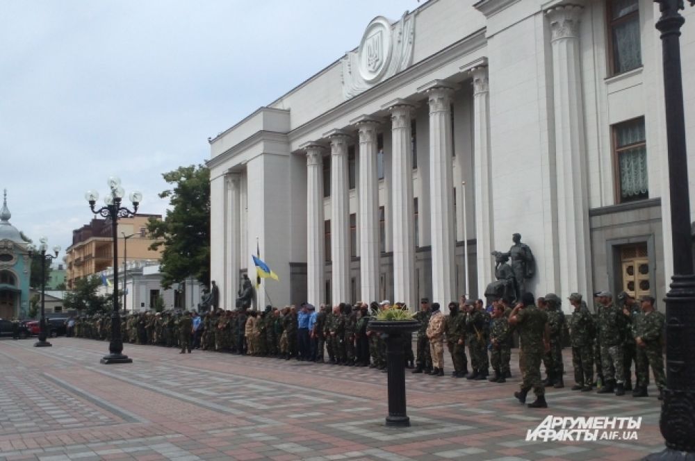 Бойцы батальона «Донбасс» возле здания Верховной Рады