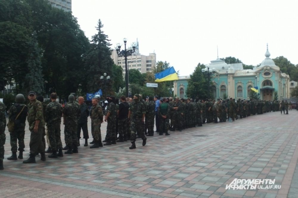 Бойцы батальона «Донбасс» возле здания Верховной Рады