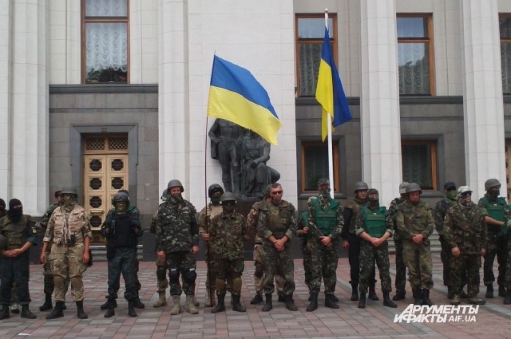Бойцы батальона «Донбасс» возле здания Верховной Рады