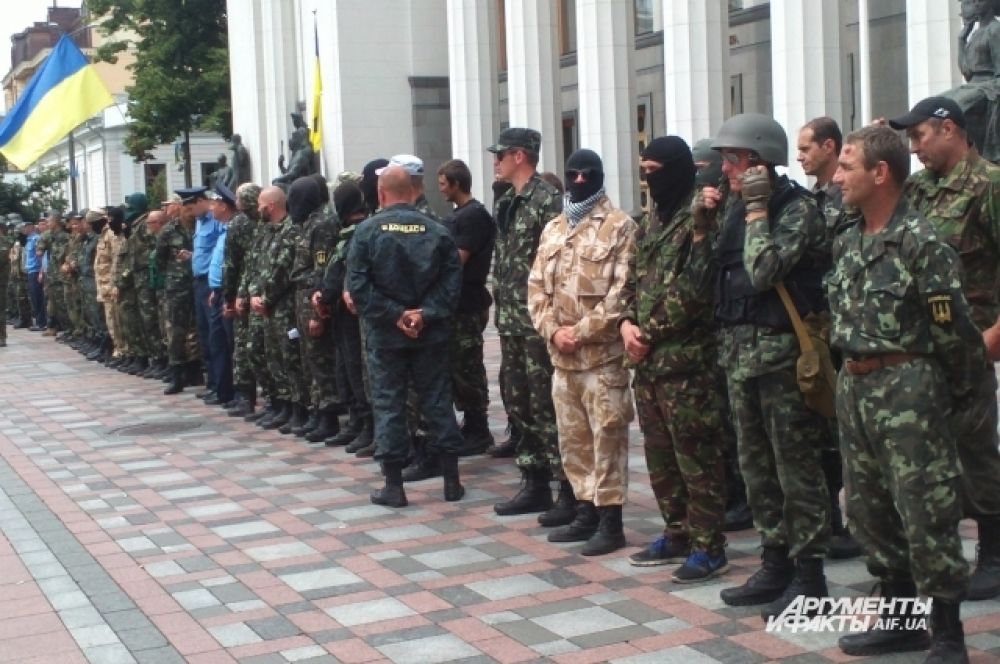 Бойцы батальона «Донбасс» возле здания Верховной Рады