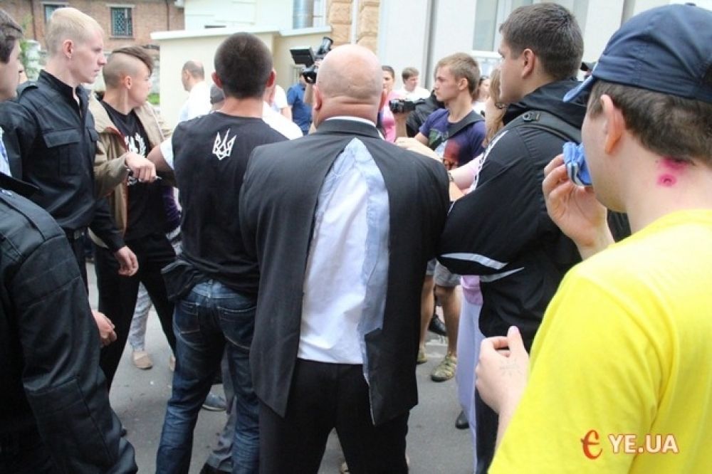 После избиения митингующими губернатор Хмельницкой ОГА прыгал в окно