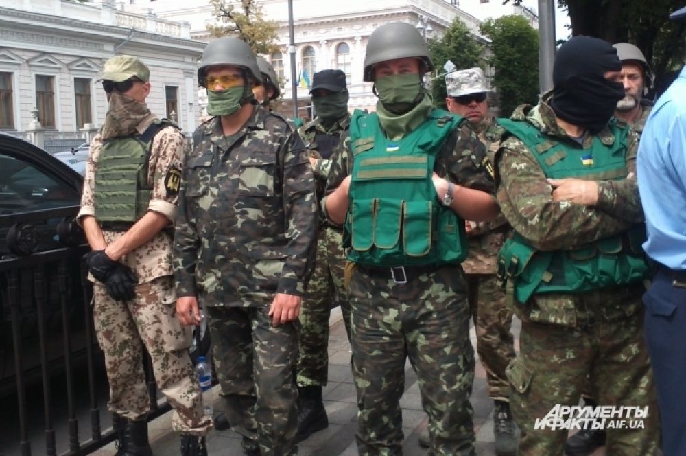 Бойцы батальона «Донбасс» возле здания Верховной Рады