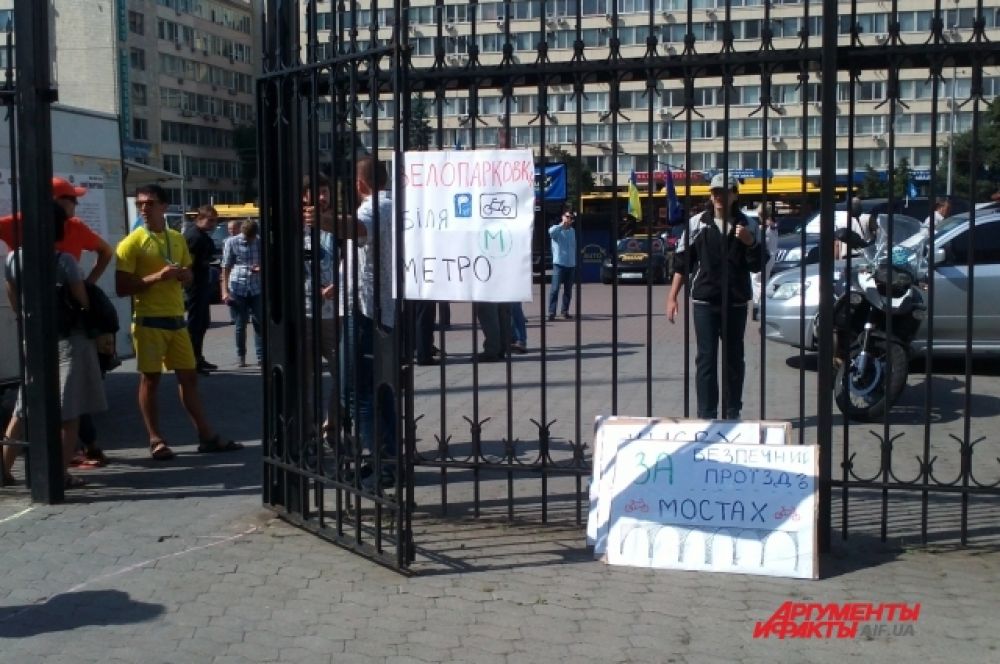 Акция велосипедистов под зданием ЦВК в Киеве