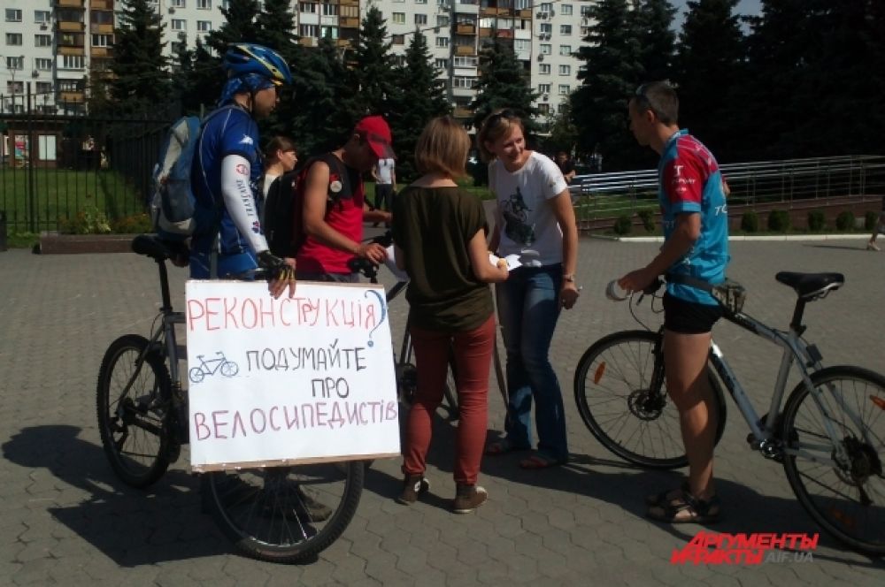 Акция велосипедистов под зданием ЦВК в Киеве