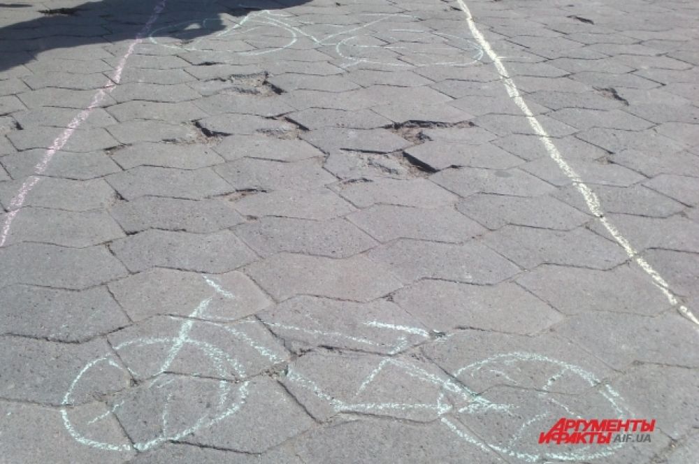 Акция велосипедистов под зданием ЦВК в Киеве