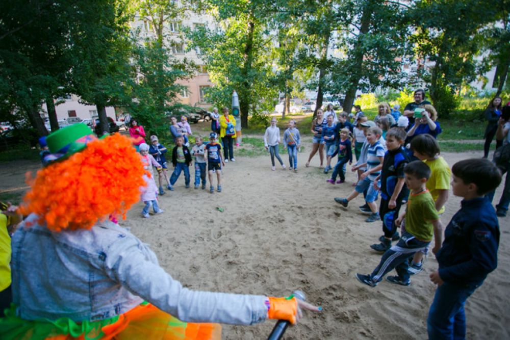 Родители пригласили на праздник клоуна, который развлекал детей играми