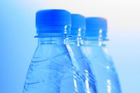 Опасную жидкость под видом алкоголя разлили по пластиковым бутылкам.