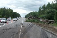 27-летний водитель кроссовера Nissan Quashkai, двигаясь в сторону Орла, врезался во встречную фуру Volvo с полуприцепом.