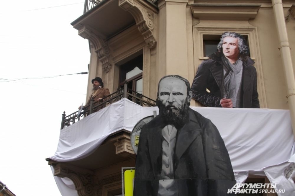 На гостей взирал и сам виновник торжества.