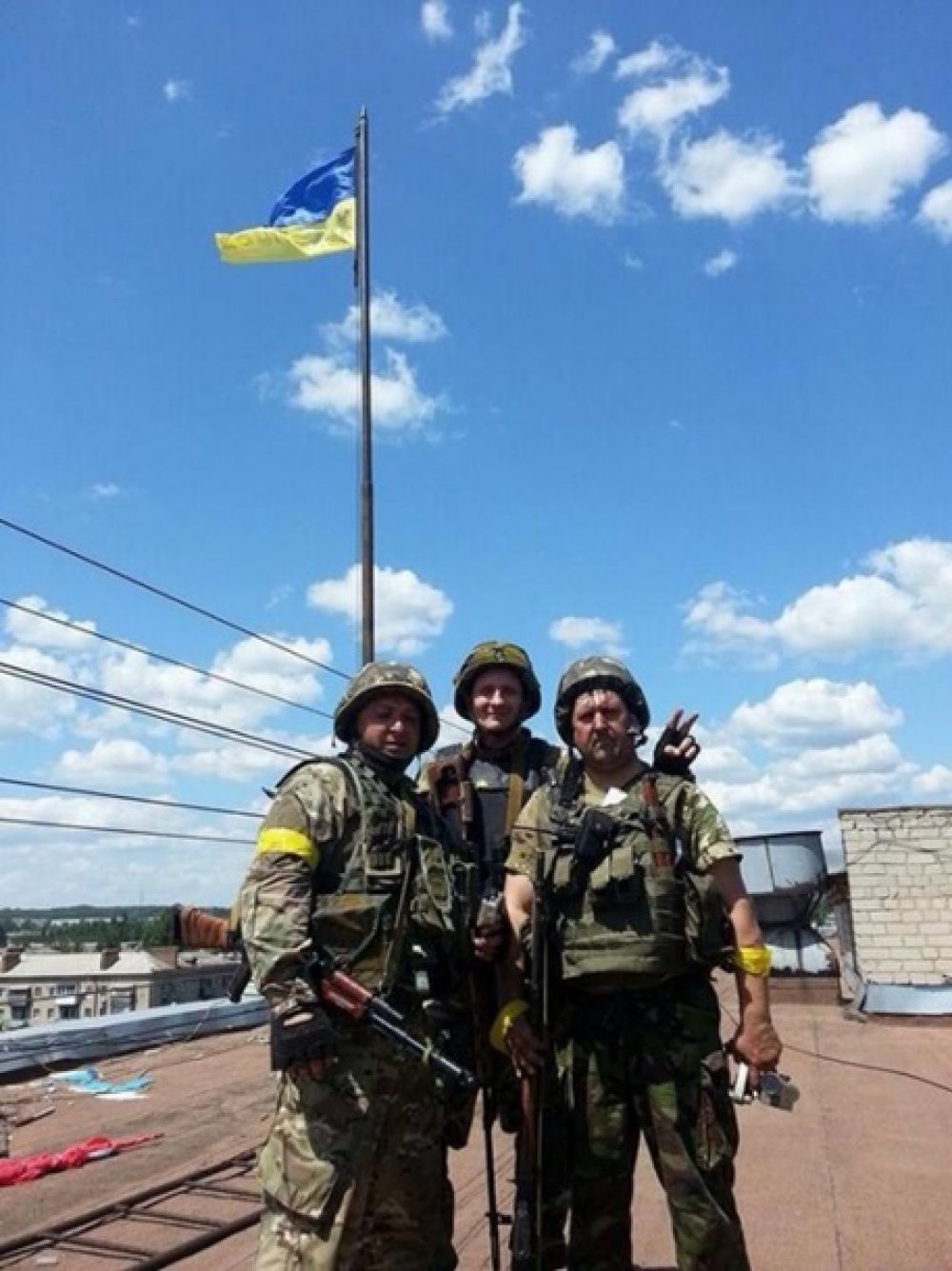 Флаг Украины над зданием городского совета Славянска