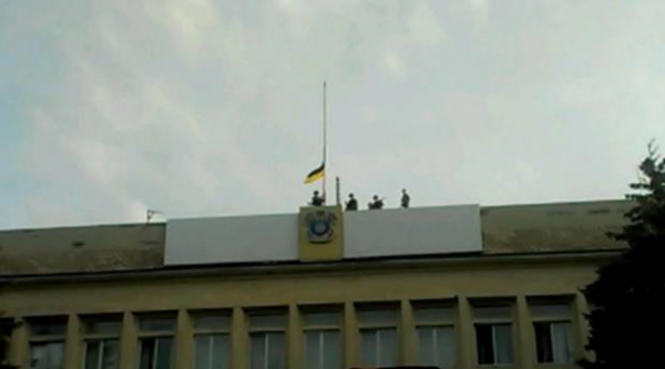 Флаг Украины над зданием городского совета Краматорска