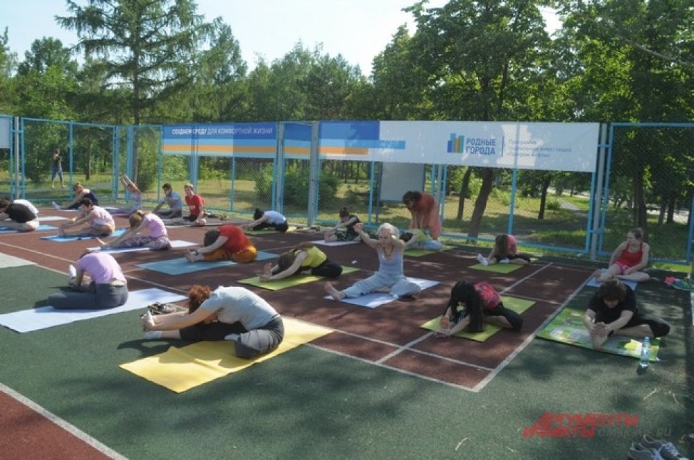 Занятия йогой в Советском парке.