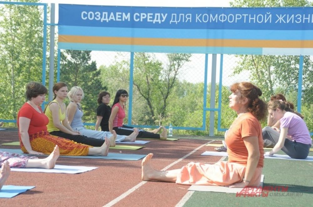 Занятия йогой в Советском парке.