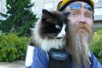Владимир Иливанов вместе с котом проехал на велосипеде сотни километров.