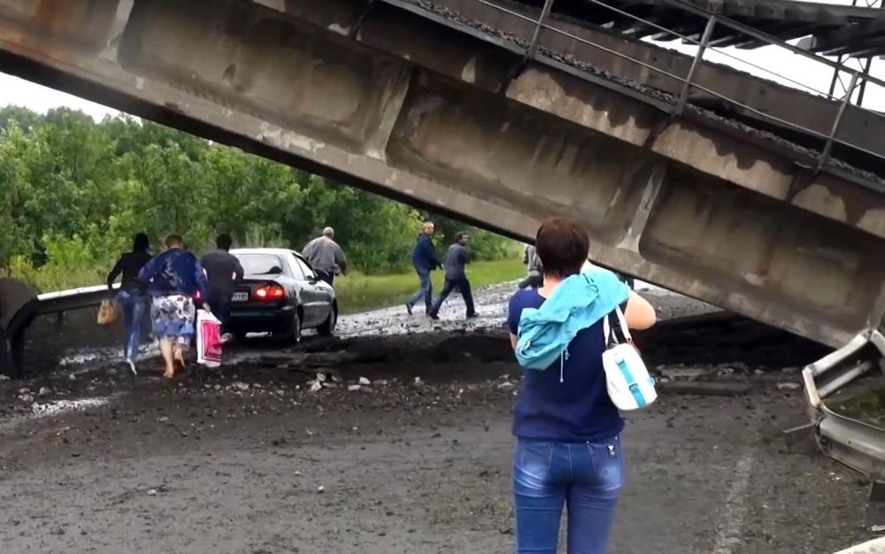 Последствия подрыва железнодорожного моста над трассой Славянск-Донецк.